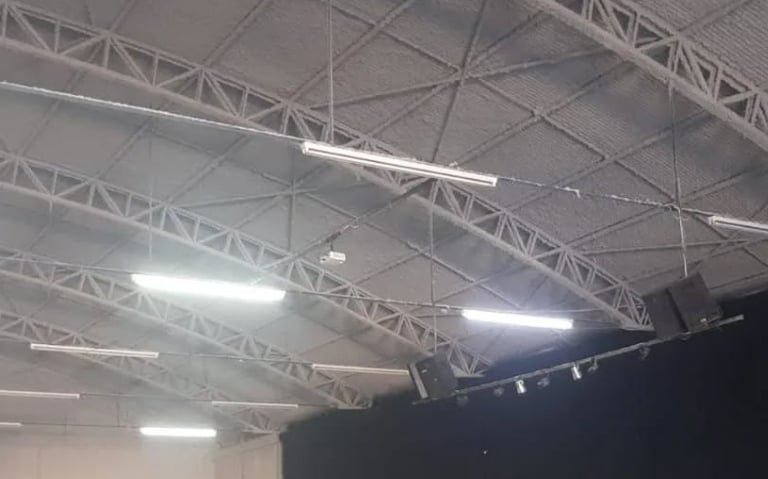 Jateamento acústico cinza em estrutura metálica