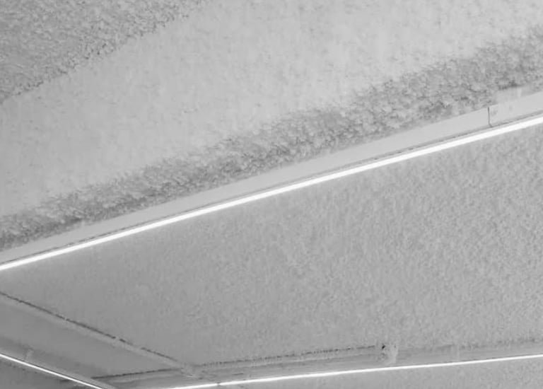 Jateamento acústico branco com iluminação linear